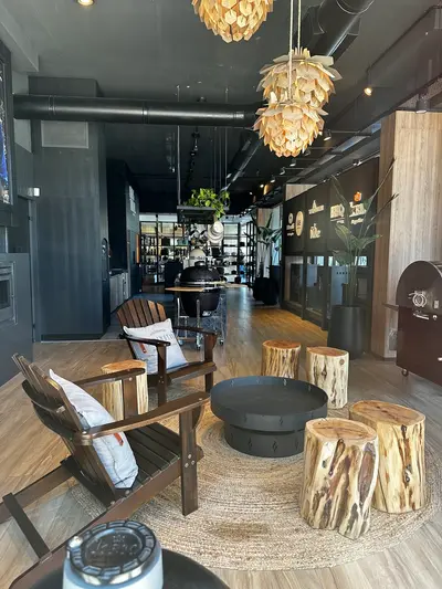 Espacio comercial con lámparas de fibras naturales, mobiliario y objetos en exhibición.